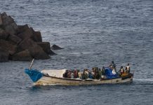 Foto: Rescate en Canarias: buscan a 48 migrantes desaparecidos tras volcadura de barca