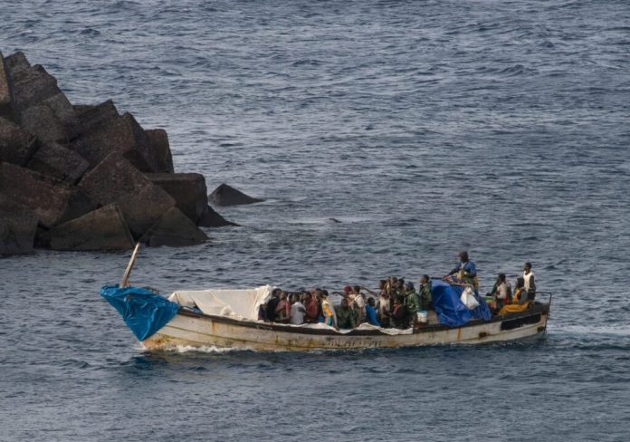 Foto: Rescate en Canarias: buscan a 48 migrantes desaparecidos tras volcadura de barca