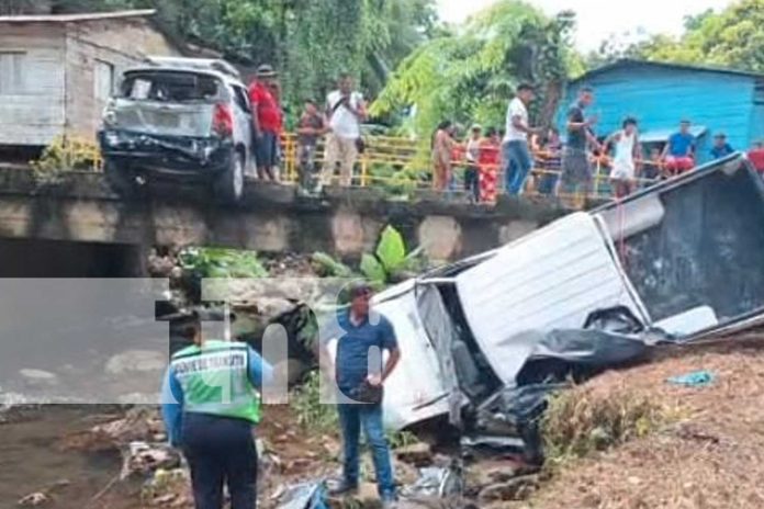 Foto: Fuerte accidente de tránsito entre una camioneta y un taxi en Bluefields/TN8