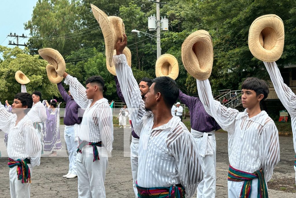 "Foto: Desfile patriótico en Managua: Estudiantes rinden homenaje a la patria con bandas y gimnasias