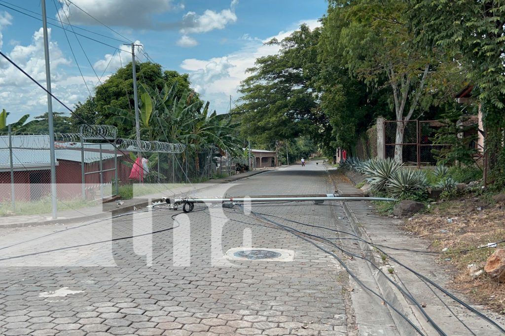 Foto: Camión derriba poste y cables del tendido eléctrico caen sobre motociclista en Juigalpa/TN8