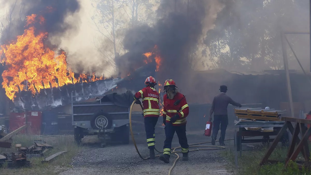 Foto: Portugal lucha contra más de 40 incendios forestales incontrolables