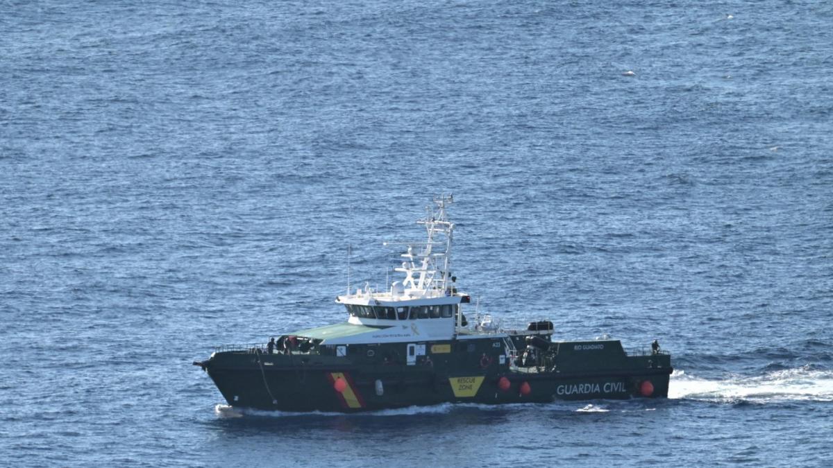 Foto: Rescate en Canarias: buscan a 48 migrantes desaparecidos tras volcadura de barca