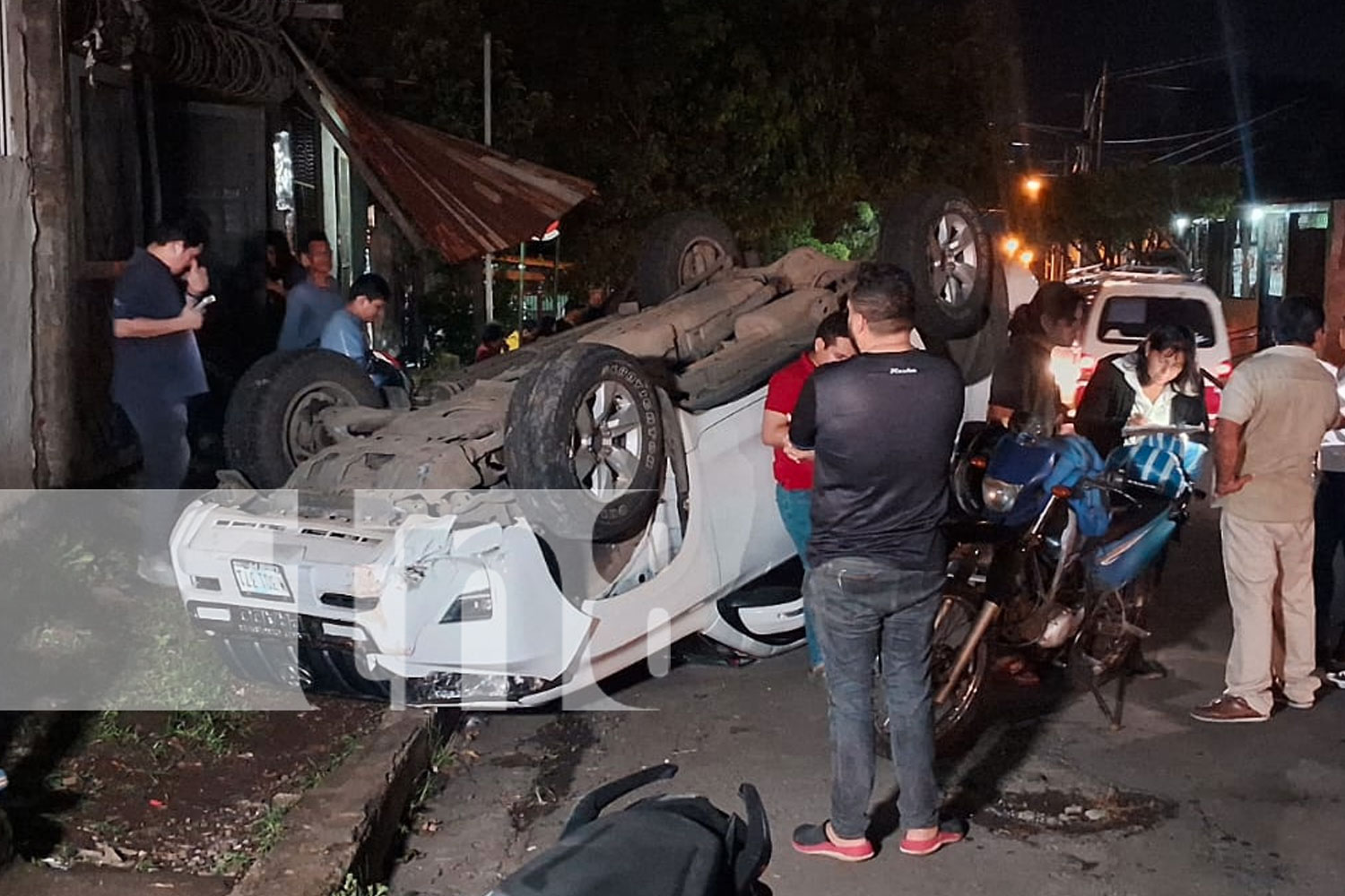 Camioneta fuera de control derriba parte de una vivienda en Managua