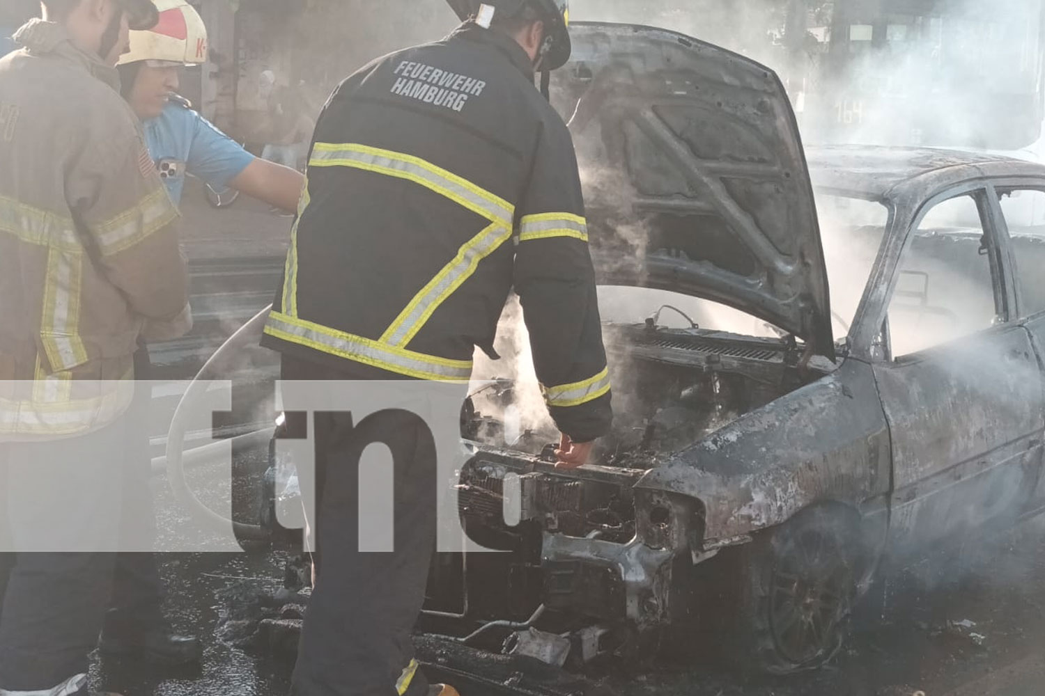 Foto: El rápido actuar de bomberos evita una catástrofe mayor en la rotonda Cristo Rey/TN8