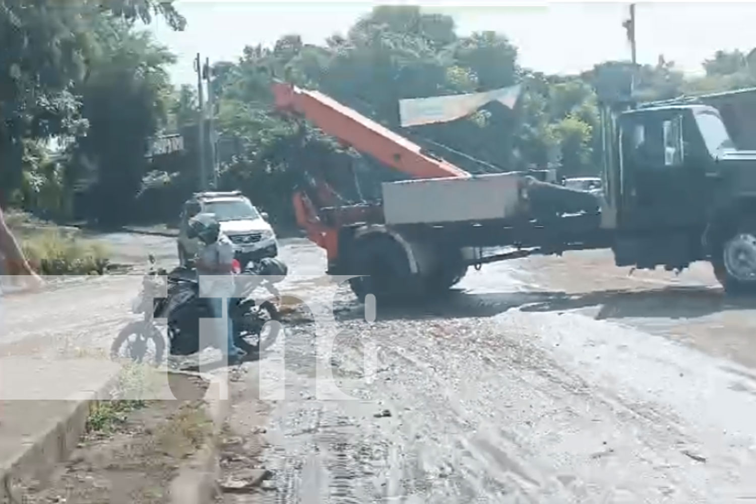 Foto: Vehículo va a parar al fondo de una canaleta en Ciudad Sandino/ TN8