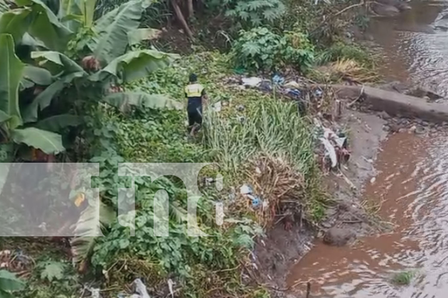 Foto: Desesperación en Chinandega: Hombre se arroja al río durante tormenta/TN8