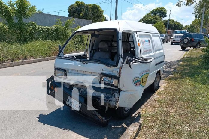 Foto: ciudadano conducía un microbús blanco con destino a Ciudad Sandino provoca accidente de tránsito/TN8