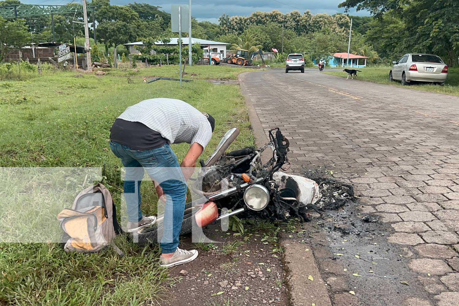 Foto; Motocicleta agarró fuego sobre la carretera que conduce hacia La Libertad, Chontales/ RTN8