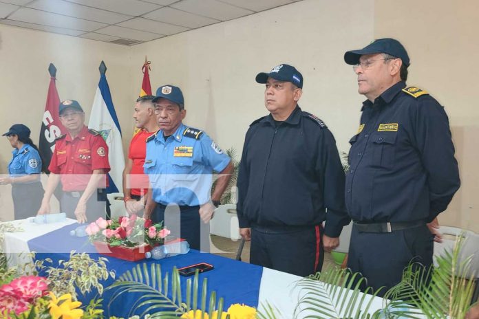  31 bomberos participaron en el acto de apertura del curso titulado 