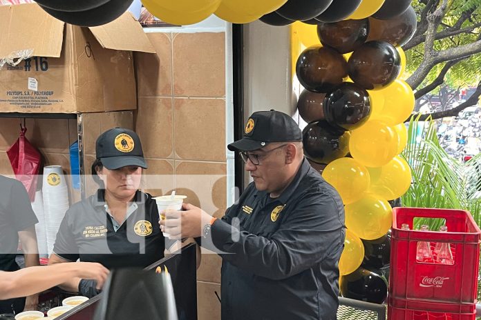 Foto:Inauguración de la nueva sucursal de Sopas Calixto fue un éxito total, centenares de personas que llegaron a disfrutar de su deliciosa sopa/TN8