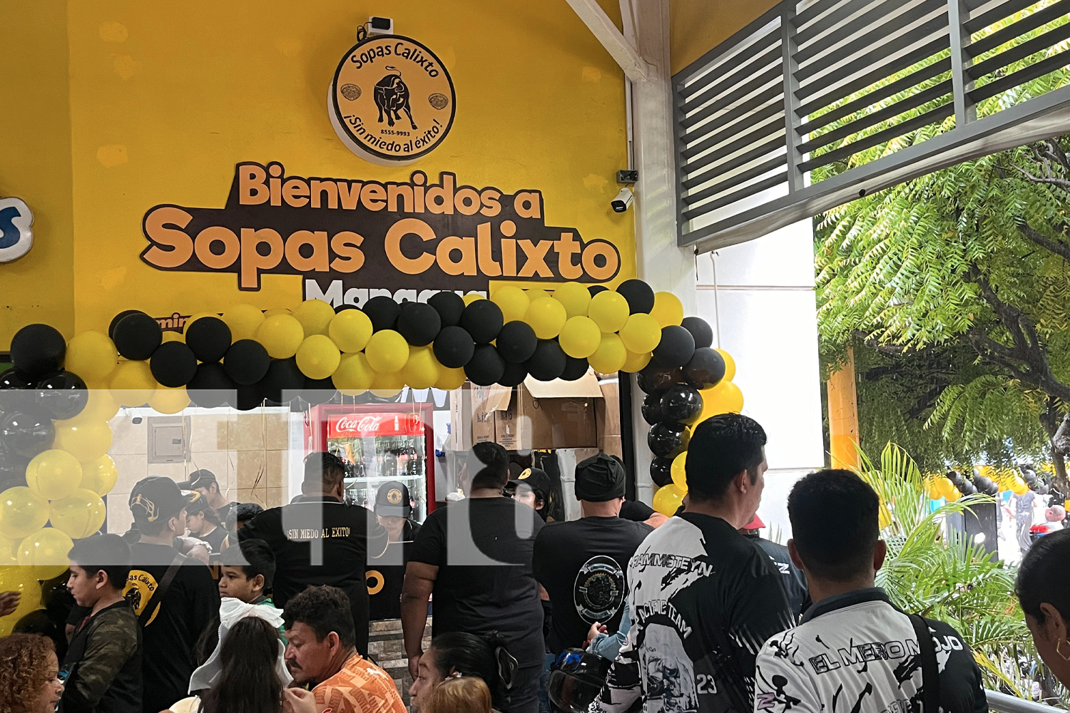 Foto:Inauguración de la nueva sucursal de Sopas Calixto fue un éxito total, centenares de personas que llegaron a disfrutar de su deliciosa sopa/TN8