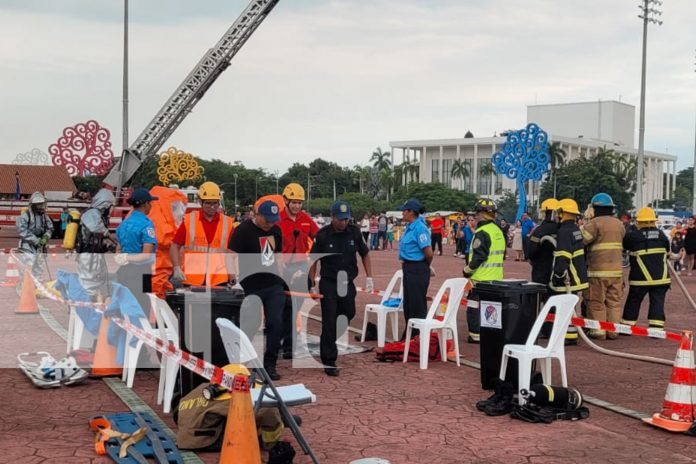 Foto: Grandiosa exhibición de los Bomberos Unidos en el Paseo de los Estudiantes, con camiones y trajes de emergencia/TN8