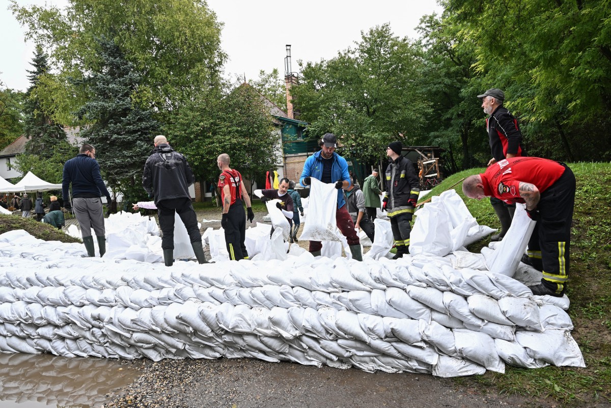 Foto: Residentes locales y miembros del cuerpo de bomberos usan sacos de arena para protegerse contra las inundaciones en el pueblo de Szigetmonostor, el 16 de septiembre de 2024.