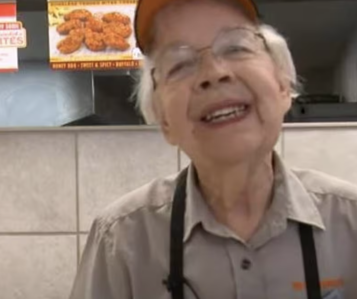 Foto: Empleada de Whataburger se despide tras 54 de pertenecer a la cadena de comida /Cortesía 