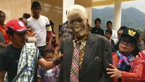 Ritual en Indonesia: sacan cuerpos de tumbas para homenajear a sus ancestros