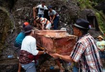 Ritual en Indonesia: sacan cuerpos de tumbas para homenajear a sus ancestros