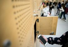 Foto: Estudiantes franceses guardan sus celulares para mejorar concentración