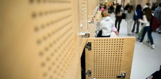 Foto: Estudiantes franceses guardan sus celulares para mejorar concentración