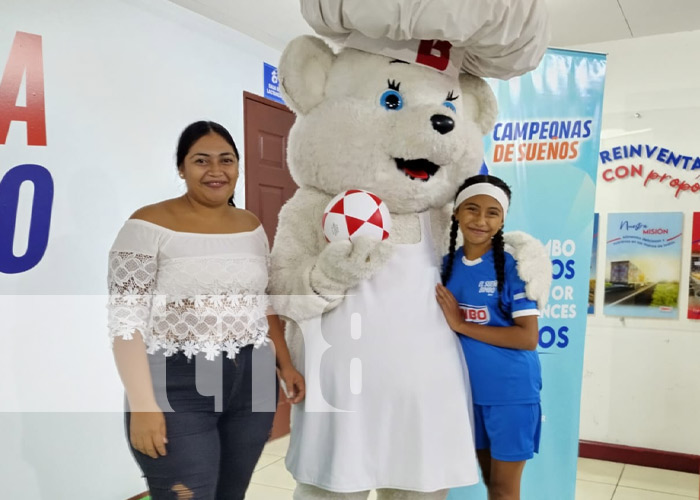 Foto: Andrea, niña de Nicaragua, y el sueño hecho realidad de ir a un campamento del FC Barcelona, con apoyo de Bimbo / TN8