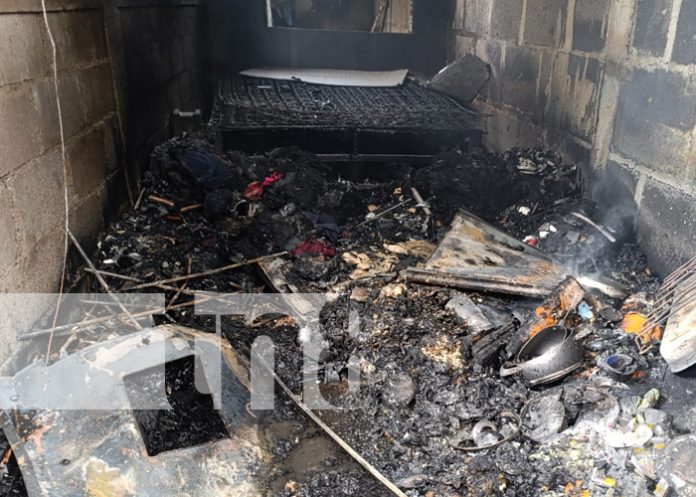 Foto: Fuerte incendio en una vivienda de La Borgoña, Ticuantepe / TN8