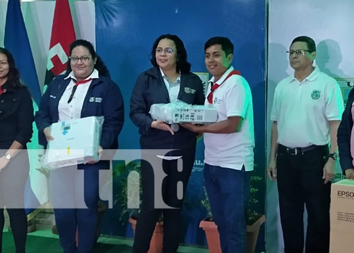 Foto: Equipos tecnológicos para mejorar el aprendizaje en la Universidad Nacional Agraria / TN8