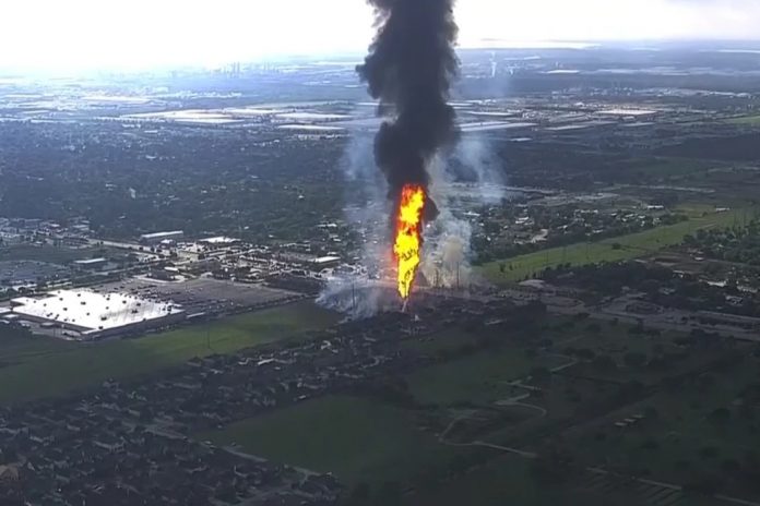 Foto: Incendio en un oleoducto en Houston