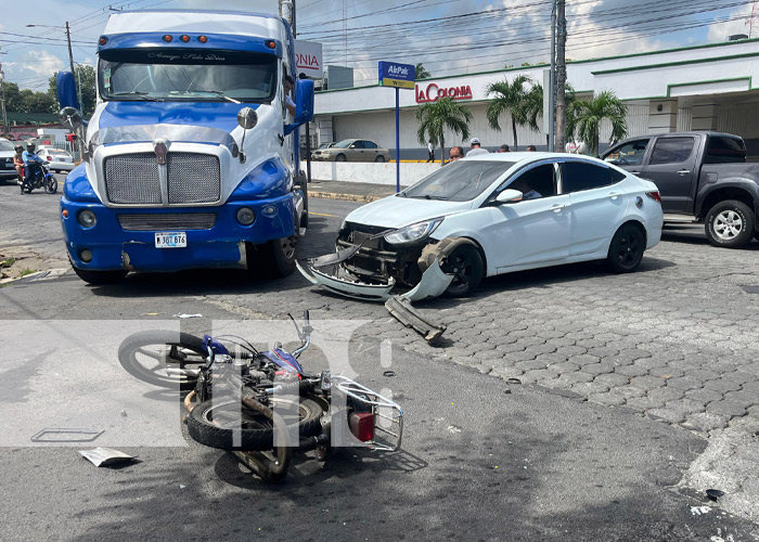 Foto: Choque entre carros y motos en sector de Linda Vista, Managua / TN8