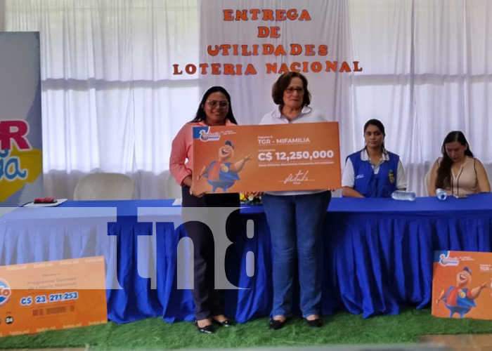 Foto: Lotería Nacional entrega utilidades al deporte y la familia / TN8