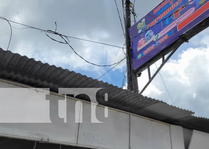 Foto: Cortocircuito en un negocio ubicado en el Mercado Oriental / TN8