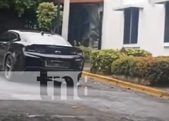 Foto: Carro negro sin placas anda robando en Managua / TN8