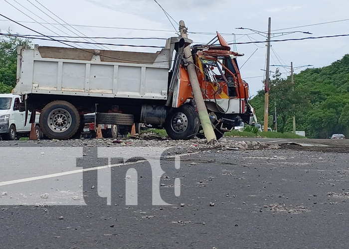 Foto: Choque de camión con poste de tendido eléctrico en Managua / TN8