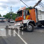 Foto: Choque de camión con poste de tendido eléctrico en Managua / TN8