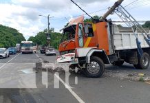 Foto: Choque de camión con poste de tendido eléctrico en Managua / TN8