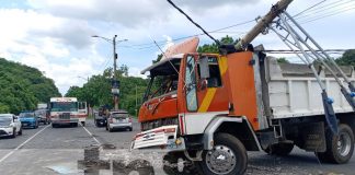 Foto: Choque de camión con poste de tendido eléctrico en Managua / TN8