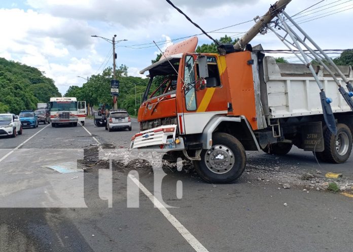 Foto: Choque de camión con poste de tendido eléctrico en Managua / TN8