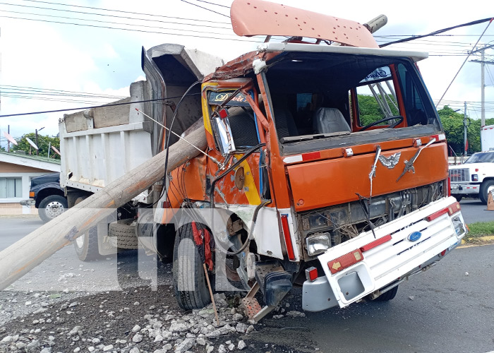 Foto: Choque de camión con poste de tendido eléctrico en Managua / TN8