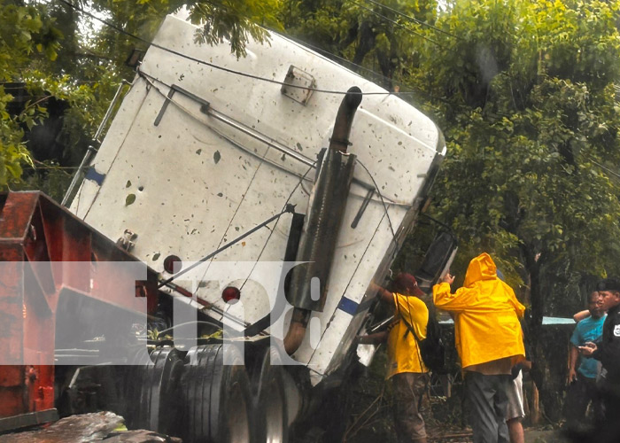 Foto: Descontrol de una rastra provoca accidente en Carretera Sur / TN8