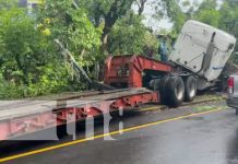 Foto: Descontrol de una rastra provoca accidente en Carretera Sur / TN8