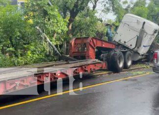 Foto: Descontrol de una rastra provoca accidente en Carretera Sur / TN8