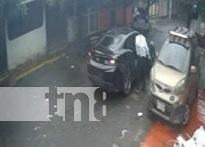 Foto: Carro negro sin placas anda robando en Managua / TN8