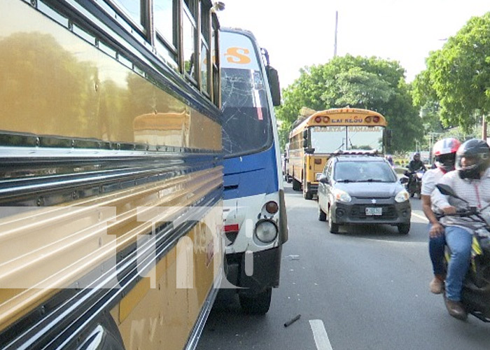 Foto: Choque de bus y microbus en Carretera a Masaya / TN8