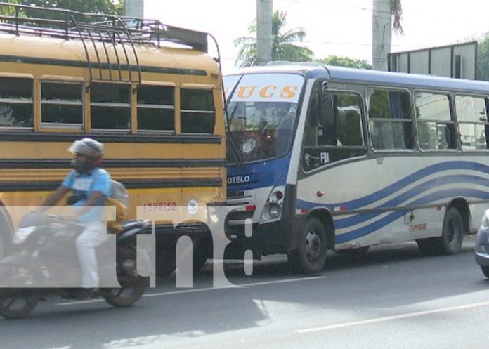 Foto: Choque de bus y microbus en Carretera a Masaya / TN8