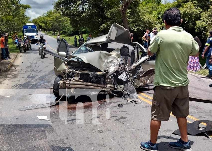 Foto: Fuerte impacto entre furgón y un vehículo en Rivas / TN8