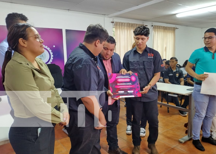 Foto: Jóvenes nicas premiados por crear videojuegos / TN8