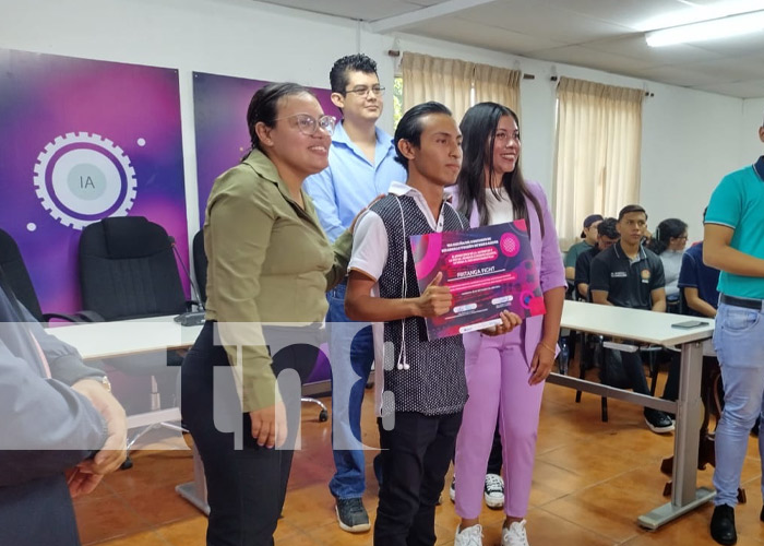 Foto: Jóvenes nicas premiados por crear videojuegos / TN8