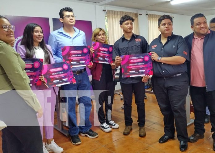 Foto: Jóvenes nicas premiados por crear videojuegos / TN8