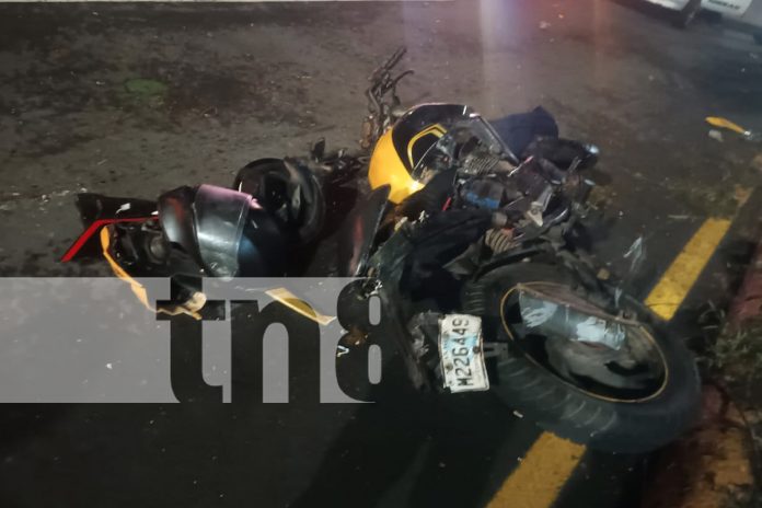 Foto: Pareja de motociclista resultan graves tras ser impactados por un camioncito en Managua/TN8