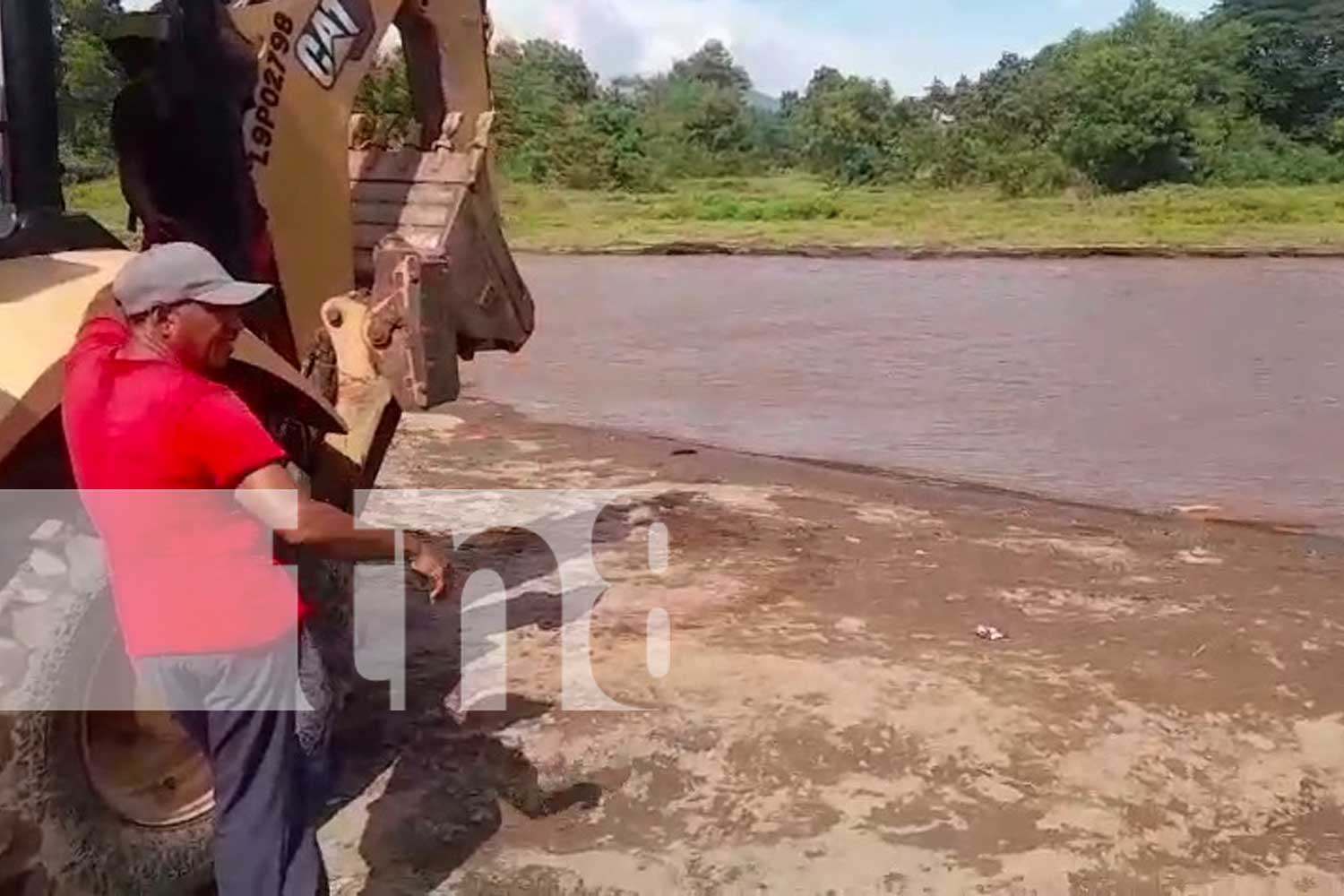 Foto: Un camión quedó varado en Nandaime tras la crecida del arroyo. Autoridades y trabajadores siguen intentando rescatarlo/TN8