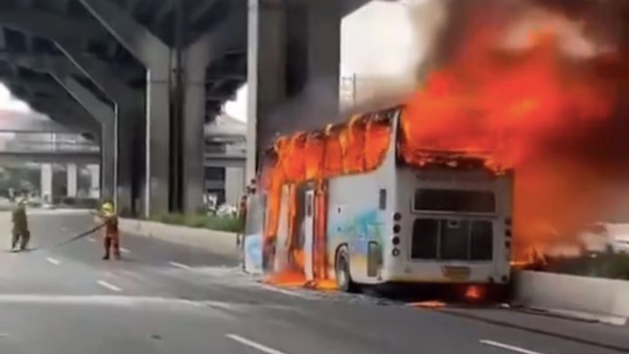 Foto: Accidente fatal en Tailandia: Autobús escolar se estrella y se incendia